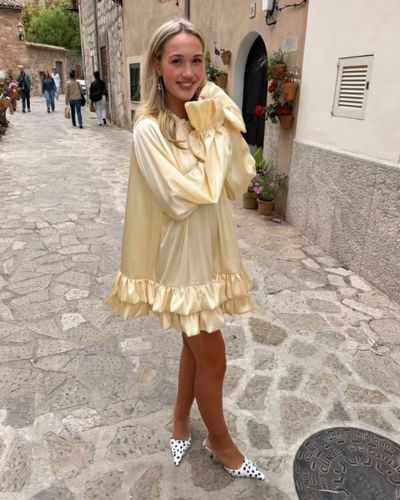 Mujer luciendo un vestido baby doll combinado con accesorios elegantes para crear un look moderno y sofisticado sin que parezca ropa para dormir.