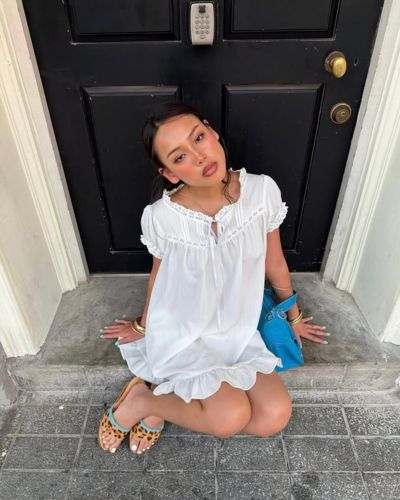 Mujer luciendo un vestido baby doll combinado con accesorios elegantes para crear un look moderno y sofisticado sin que parezca ropa para dormir.