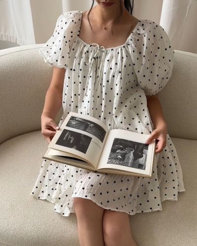 Mujer usando un little white dress con polka dots